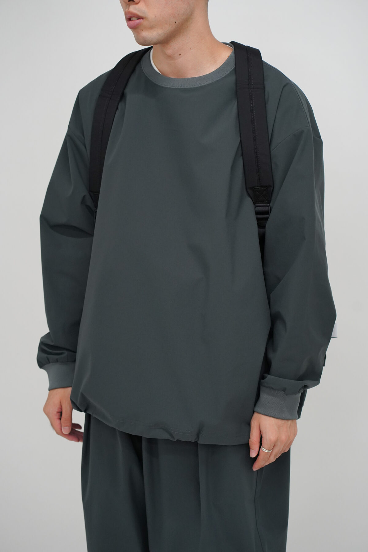 UNTRACE 23AW BOX STRETCH SMOCK L S OLIVE - ウォームアップウェア