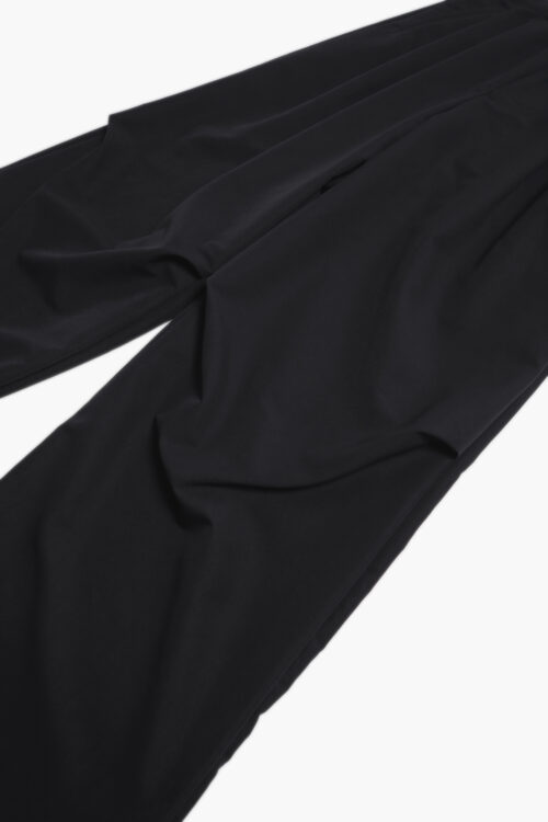 SMOOTH TAFTA DRAPE TUCK PANTS BLACK